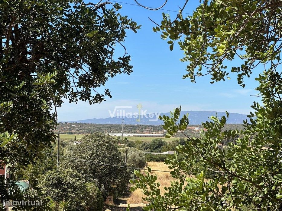 Terreno no Algarve com vista para as montanhas e praias próximas