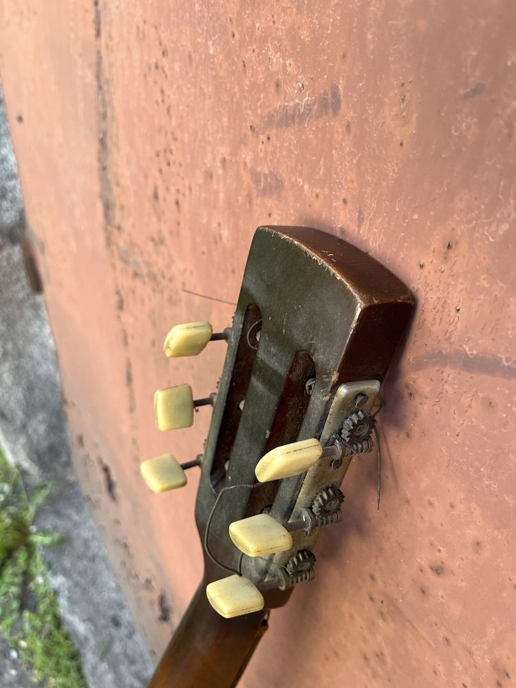 Gitara klasyczna z czasów PRLu