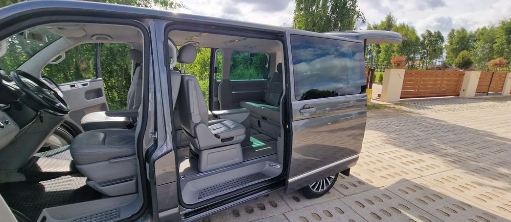 Продаю Volkswagen Multivan 2012 року.