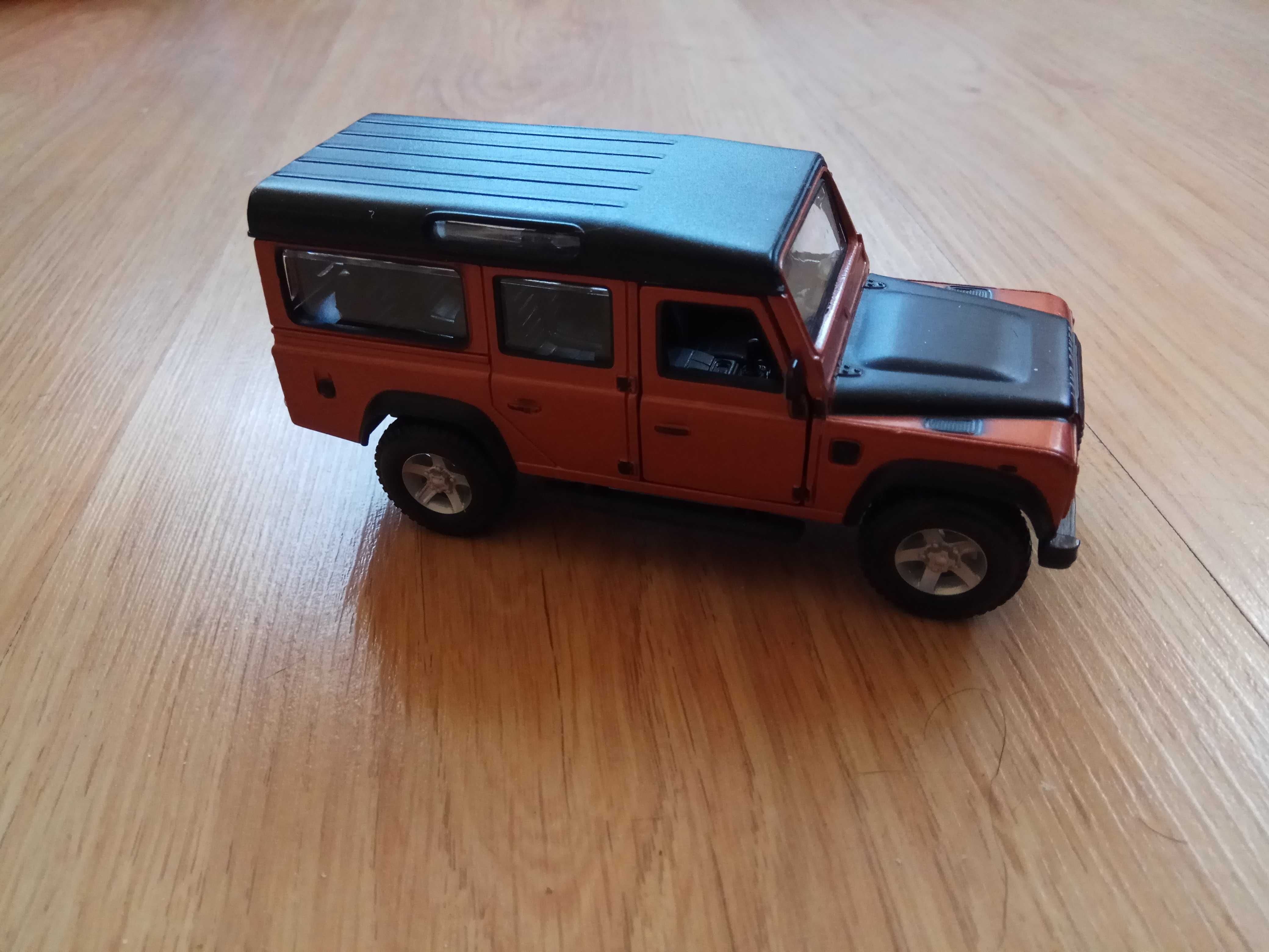 Машинка коллекционная Land Rover Defender 110 Bburago