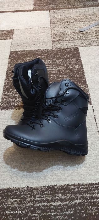 Черевики 43 розміру з високими берцями артикул L517P.