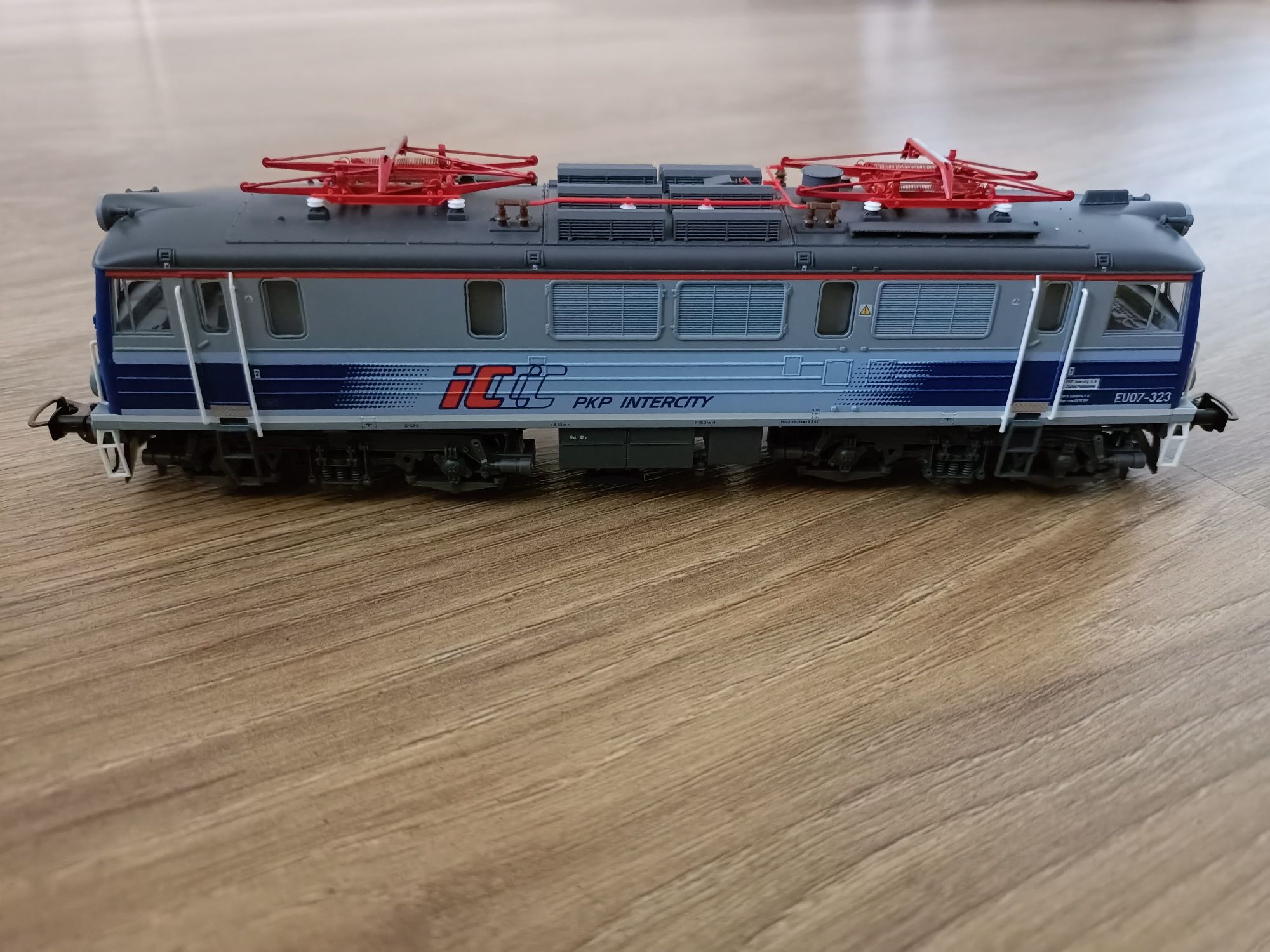 Lokomotywa EU07-323 Piko H0