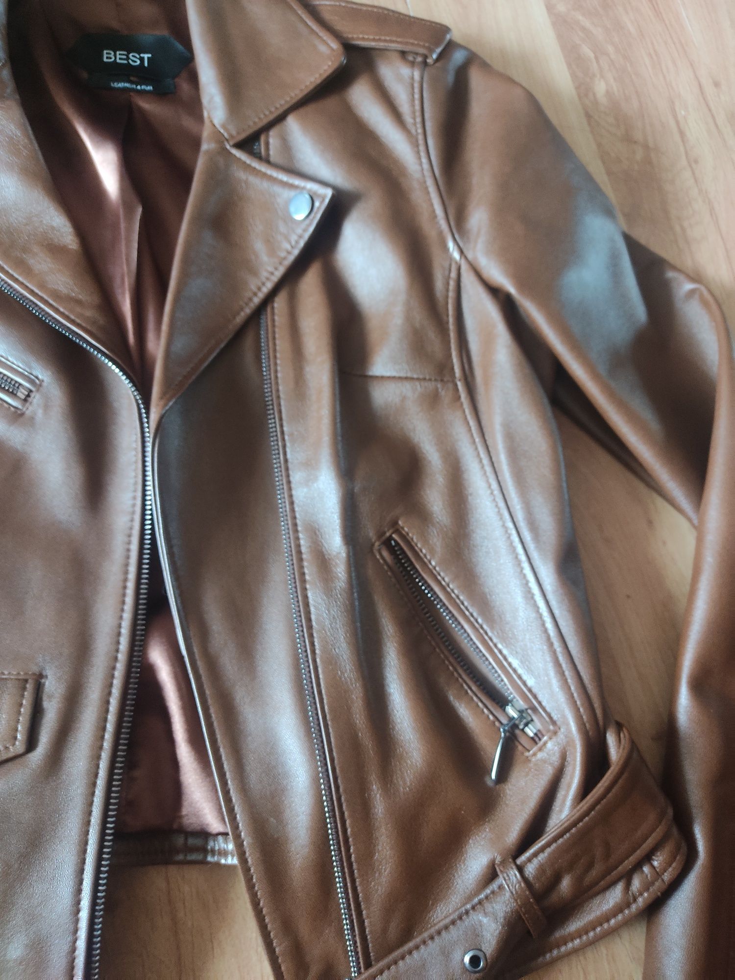 Шкіряна коричнева куртка