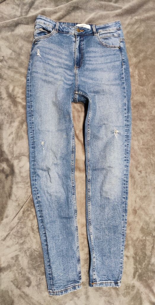 Reserved jeansy rurki, przetarcia rozmiar40