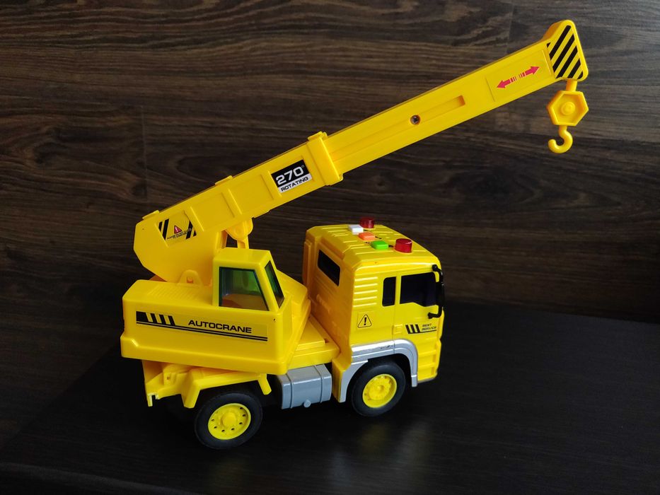 Грузовик с краном Gearbox желтого цвета + подарок.
