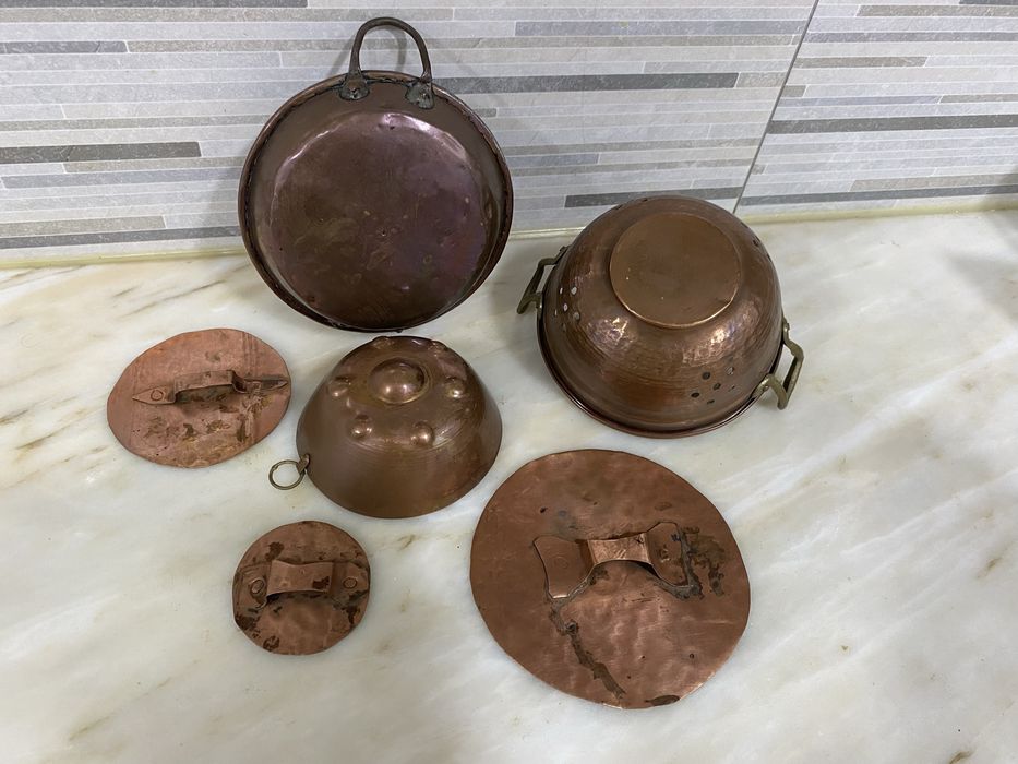 Conjunto de pequenas peças antigas de cobre
