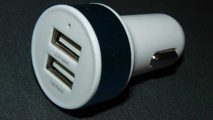 Зарядка в прикуриватель автомобильная 2 USB до 2.1 А (белая)