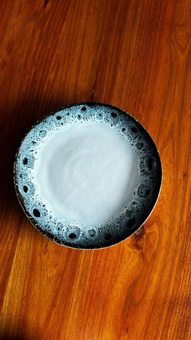 7 pratos de sobremesa e uma caneca