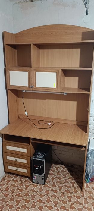 Письменный стол в детскую