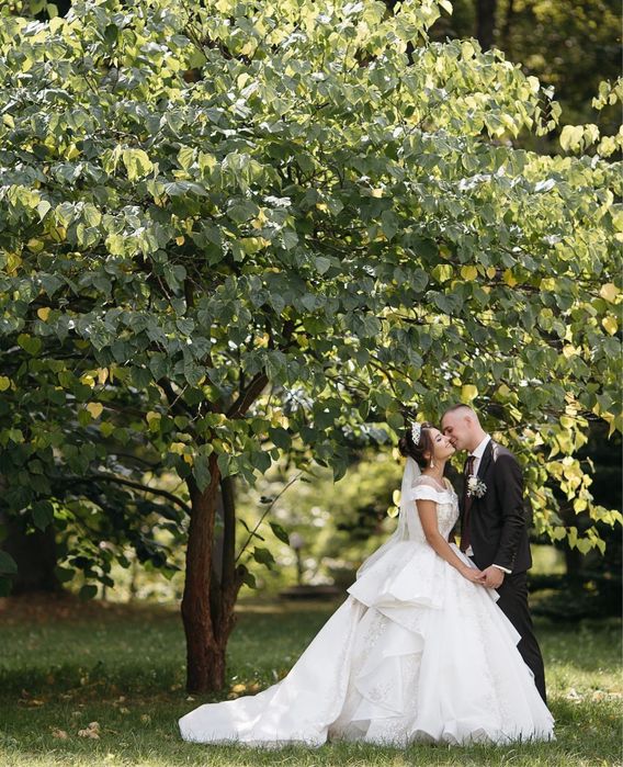 Розкішна королівська весільна сукня зі шлейфом.