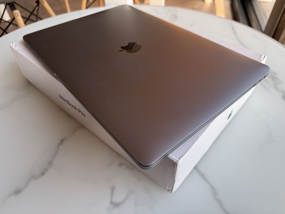 MacBook Pro 15 2019 A1990 Core i7 16 GB RAM 256 SSD