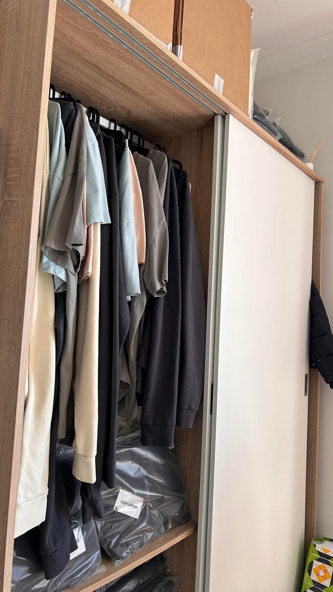 Roupeiro com duas portas da jom