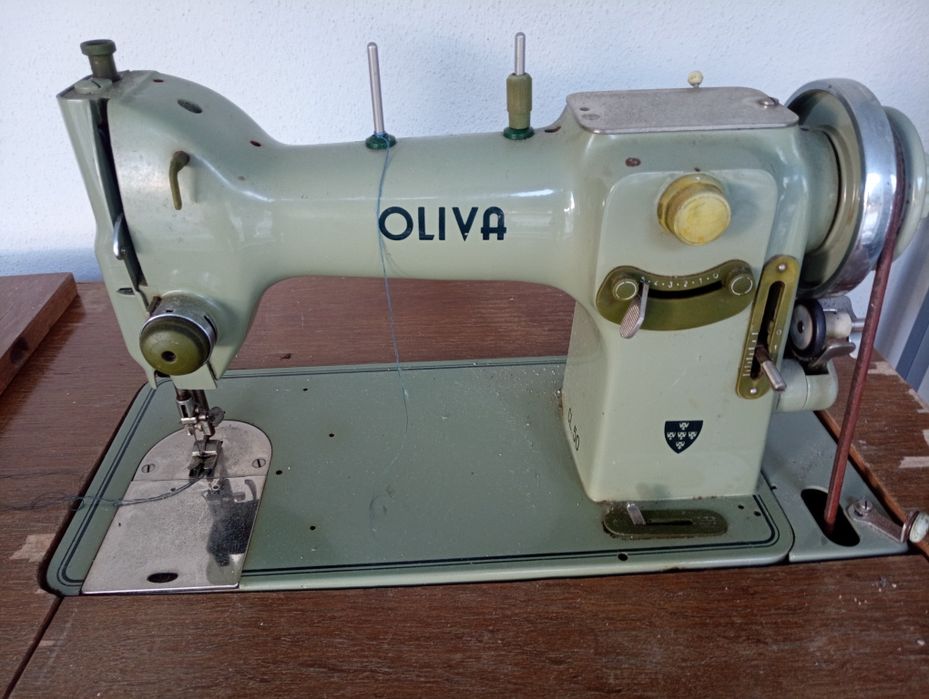 Maquina de costura Oliva CL 50 - Com movel. - A trabalhar*