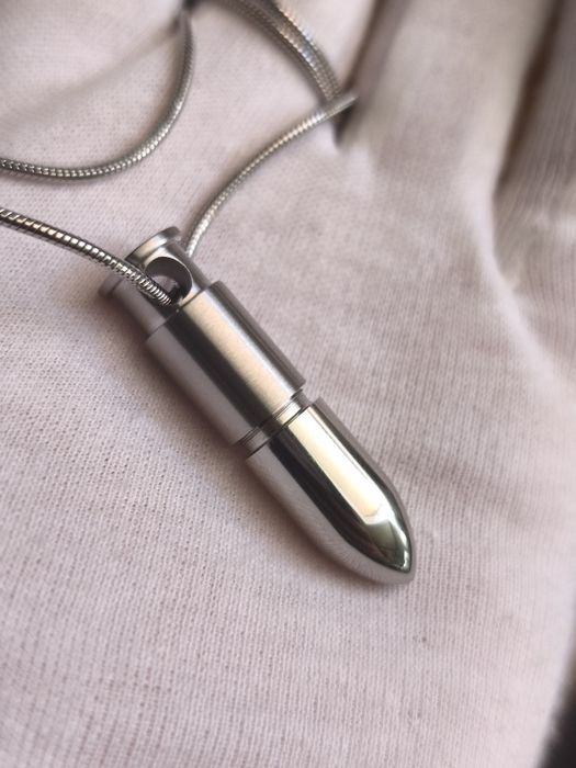 Colar com Compartimento secreto formato Bala. Em Aço inoxidável