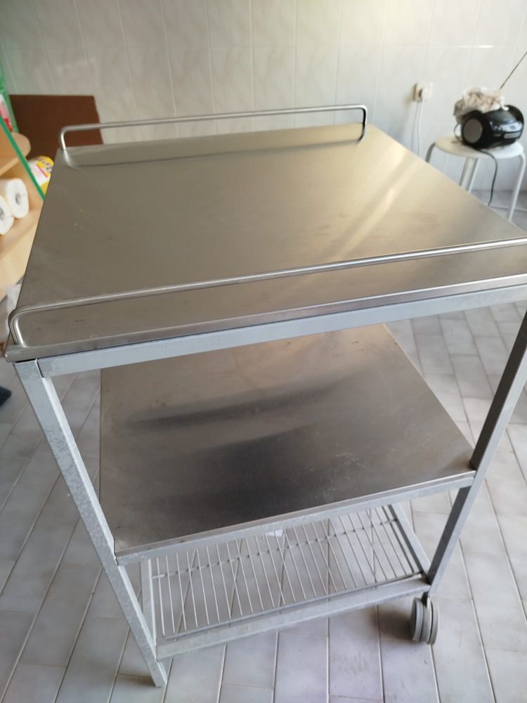 Mesa de apoio com rodas