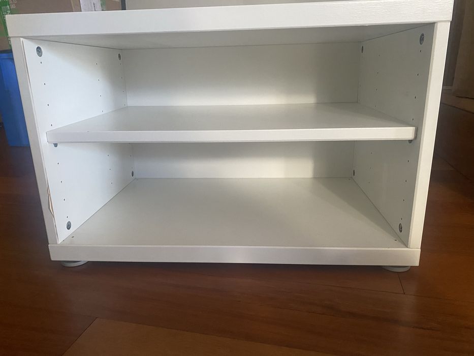 Móvel com prateleiras