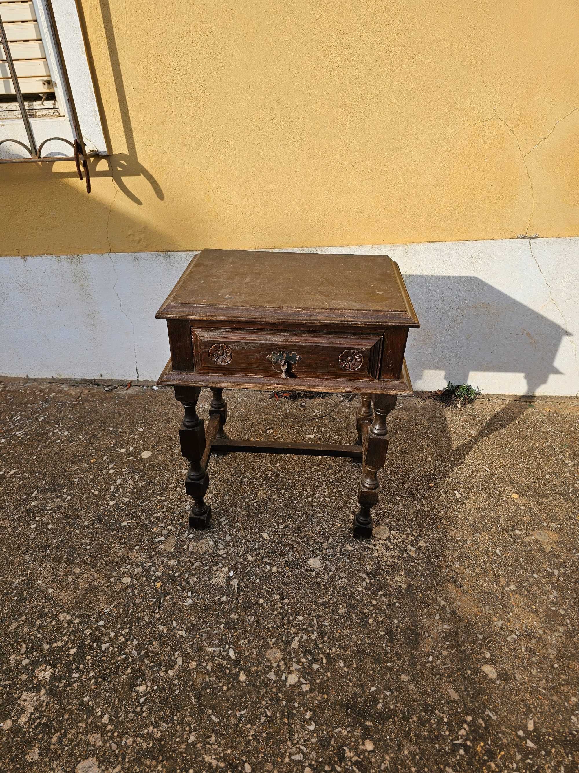 Mesa de Cabeceira Rústica – Toque Charmoso no Seu Quarto!