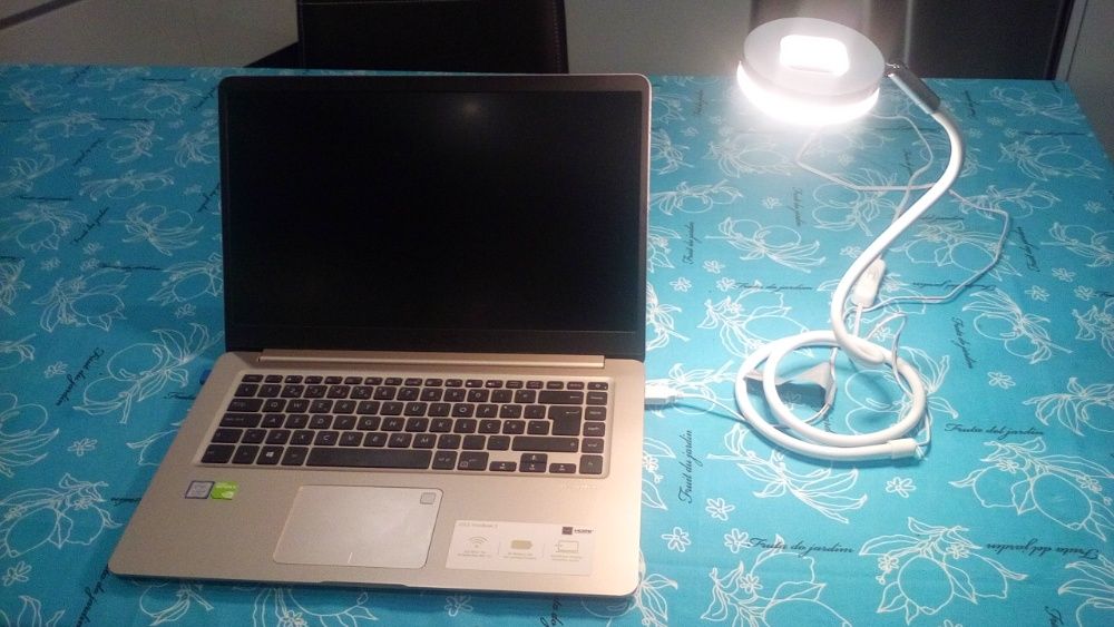 Candeeiros Led, c/ cabo USB p/ portátil!-Cabeça giratória e reclinável