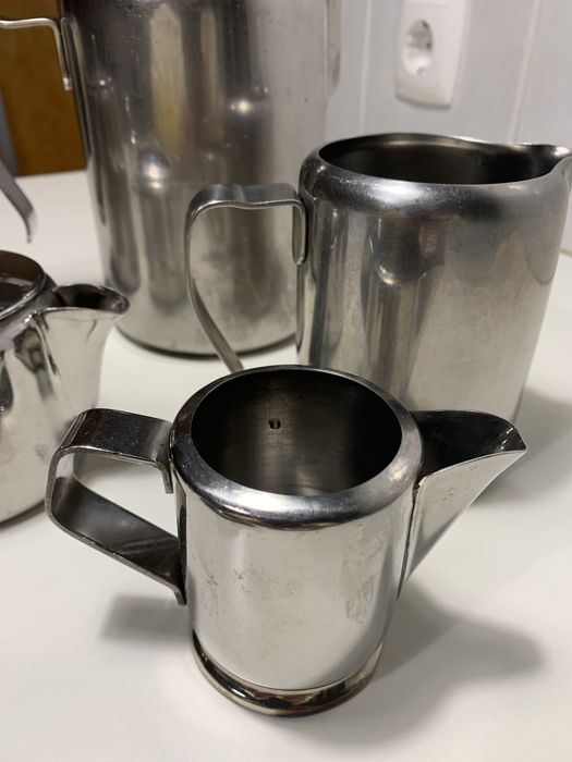 Cafeteiras, acucareiro e taca e aperitivos em inox