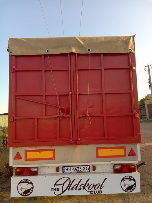 Напівпричіп зерновоз в доброму стані.