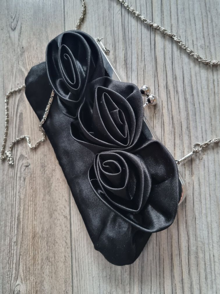 Torebka na ramię na łańcuszku czarna elegancka róże listonoszka kopert