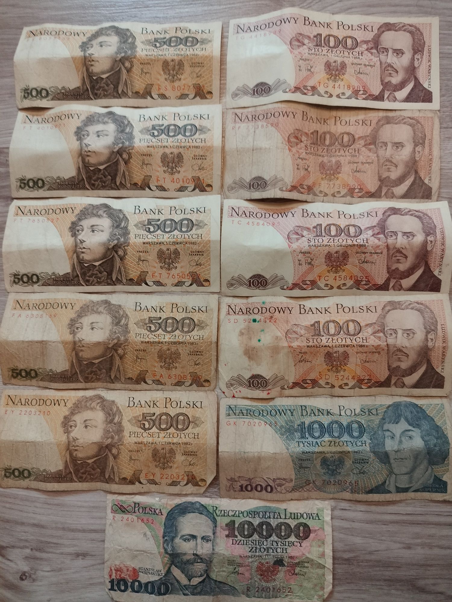 Stare banknoty i monety.