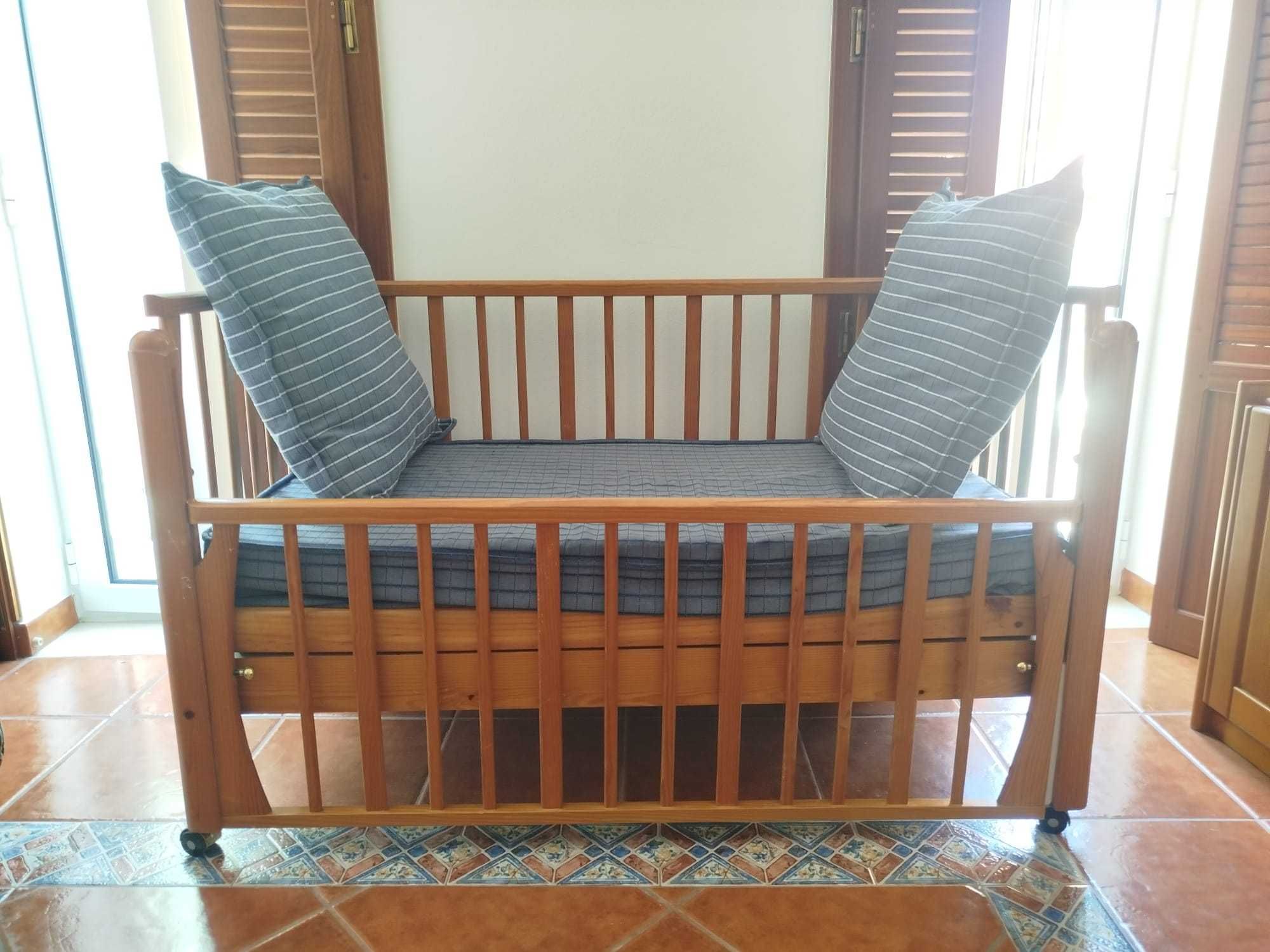Berço/Cama em madeira com lateral regulável e removível