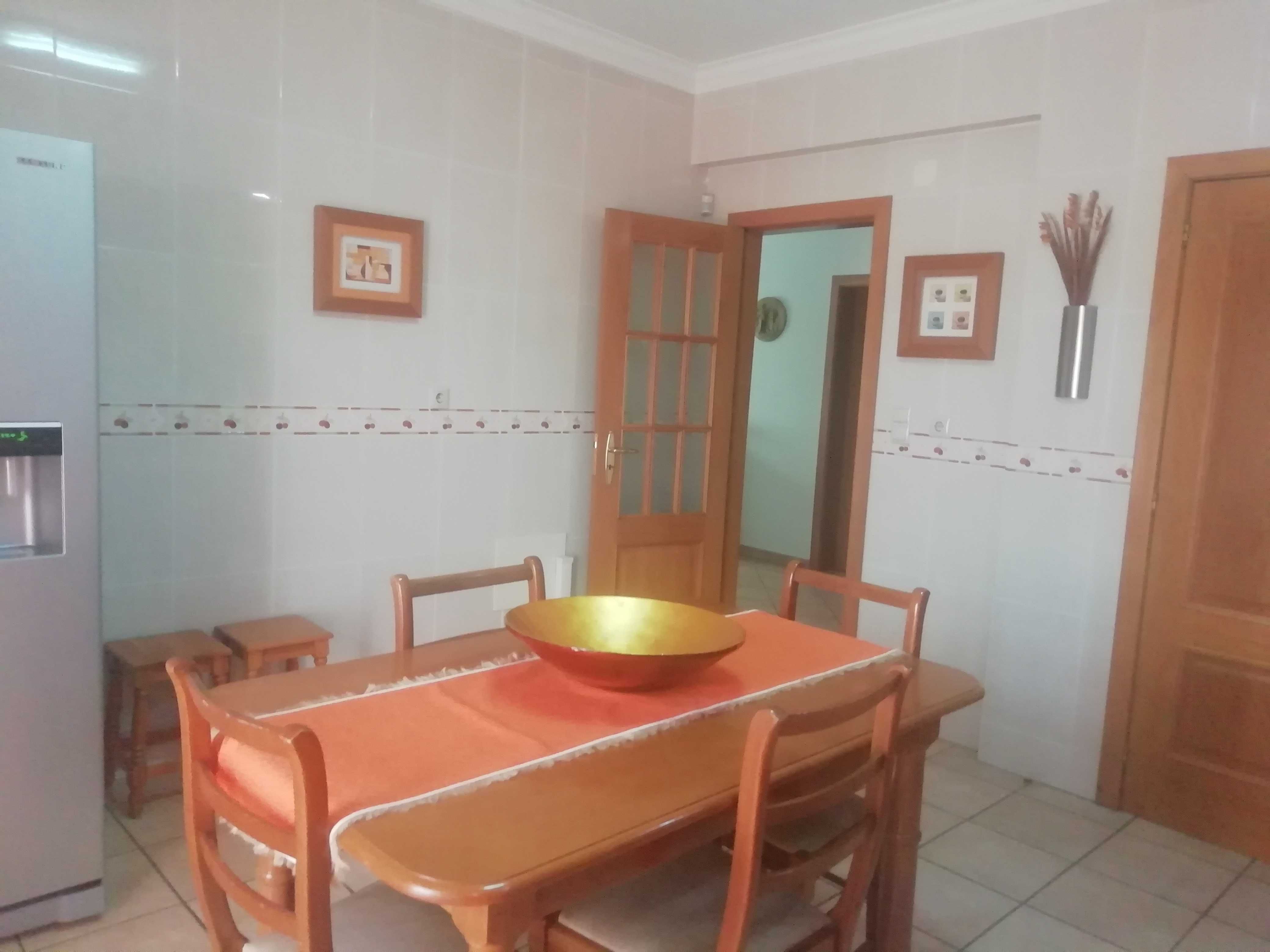 Mesa cozinha carvalho maciço (extensível) + 4 cadeiras + 2 bancos
