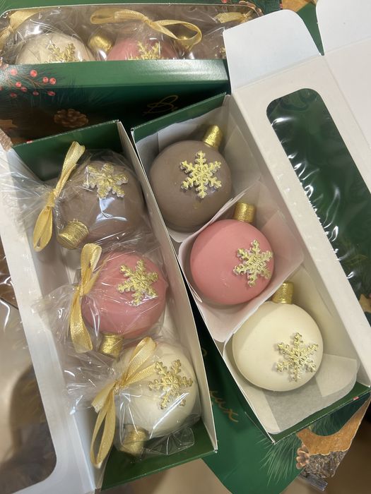 Новорічні подарунки цукерки печиво шоколадні кульки какао бомбочки