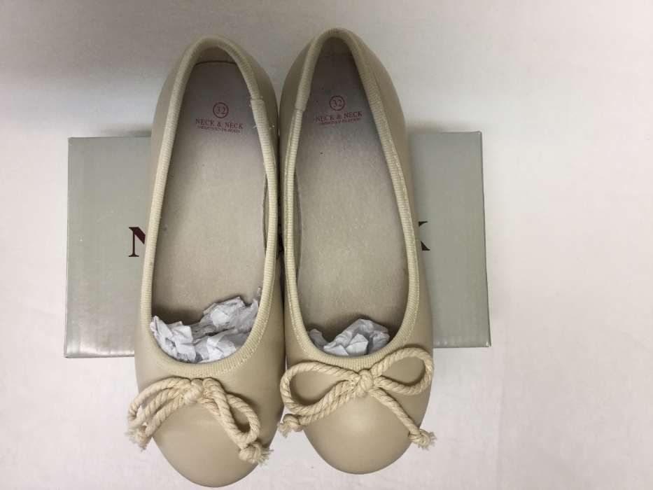 Sabrinas Neck Neck Beje menina