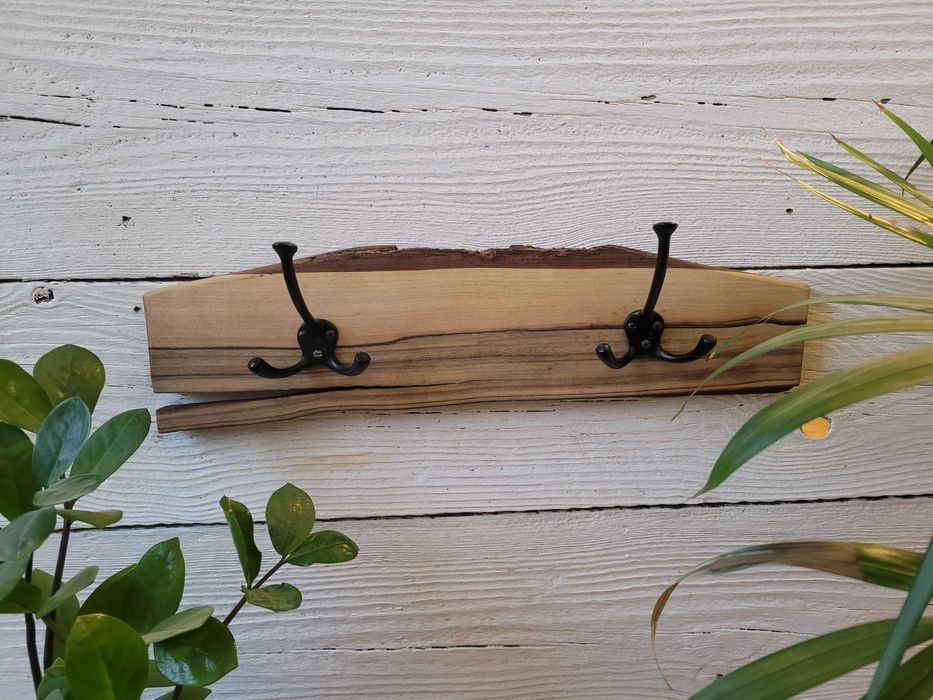 Wieszak z orzecha włoskiego na ubrania monolit handmade czarne haczyki