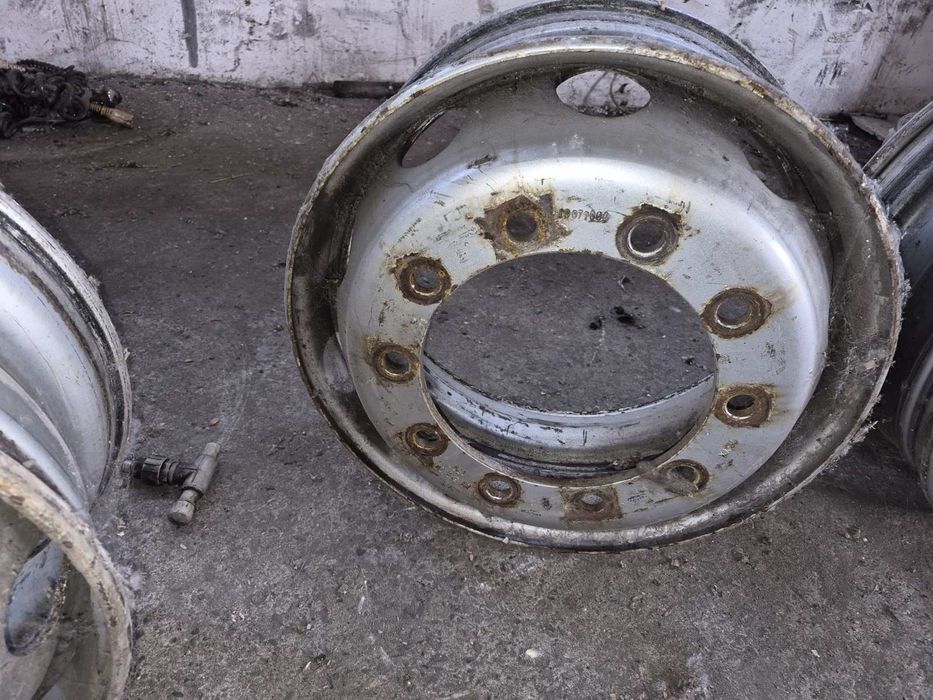 Диски вантажні  металеві 9.00*R22,5 10 отворів тягач