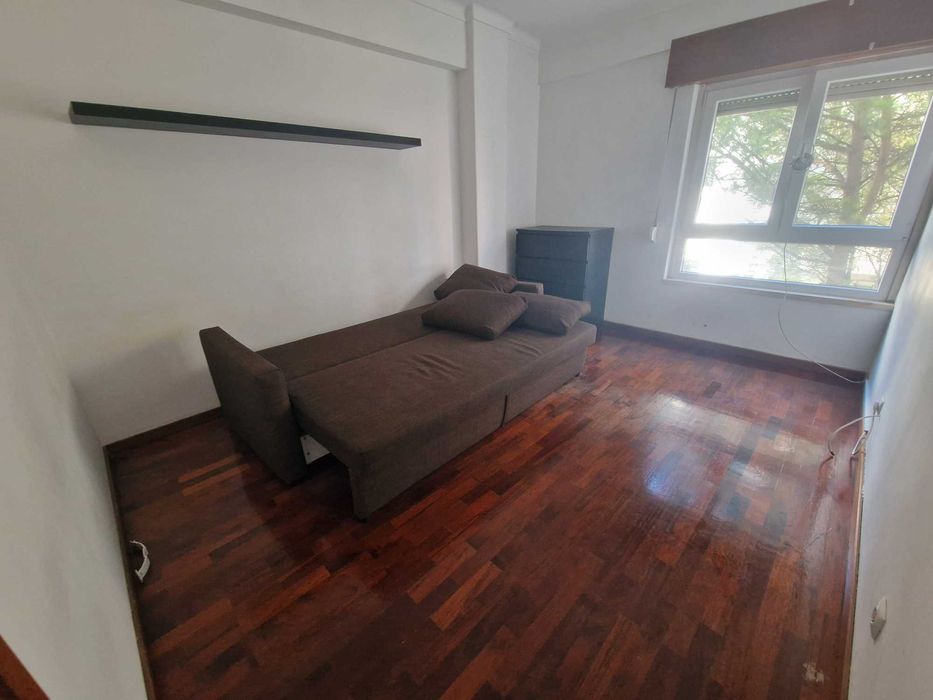 Quarto 500.00 em Alfragide para arrendar - Entrada imediata.