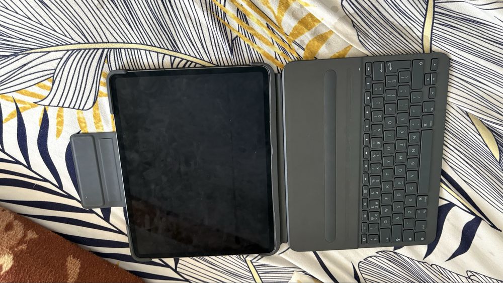 Capa da logitech com teclado para ipad pro 4a geracao 12.9