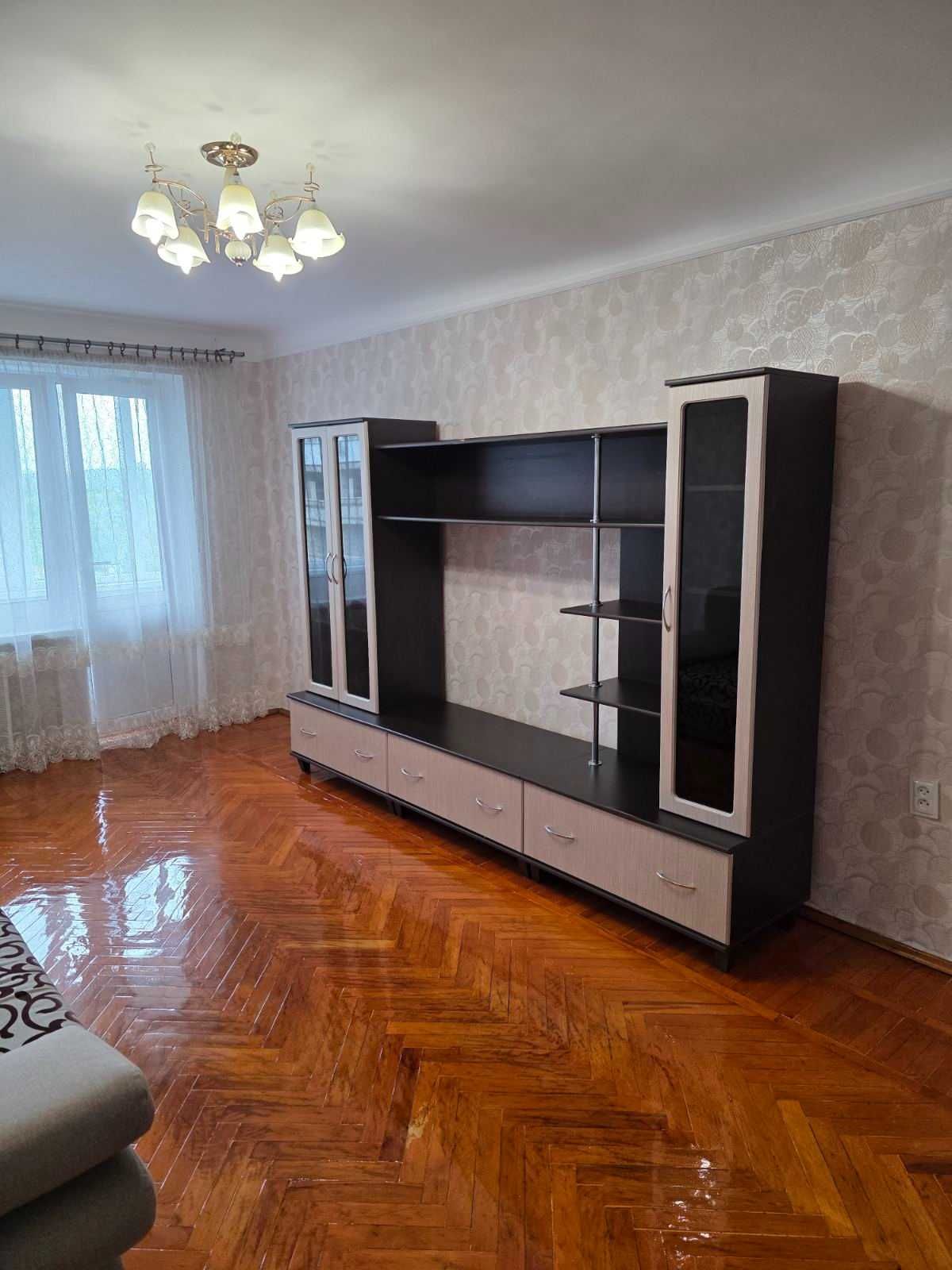 Голосіївський р-н, пр. Голосіївський 108, 1 кім. 18000грн. Без комісії