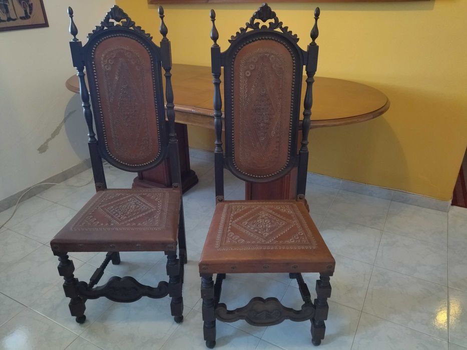 Cadeiras em madeira e couro