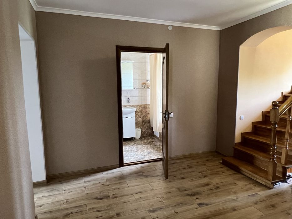 Продам чудовий новий будинок з ремонтом в затишному місці!