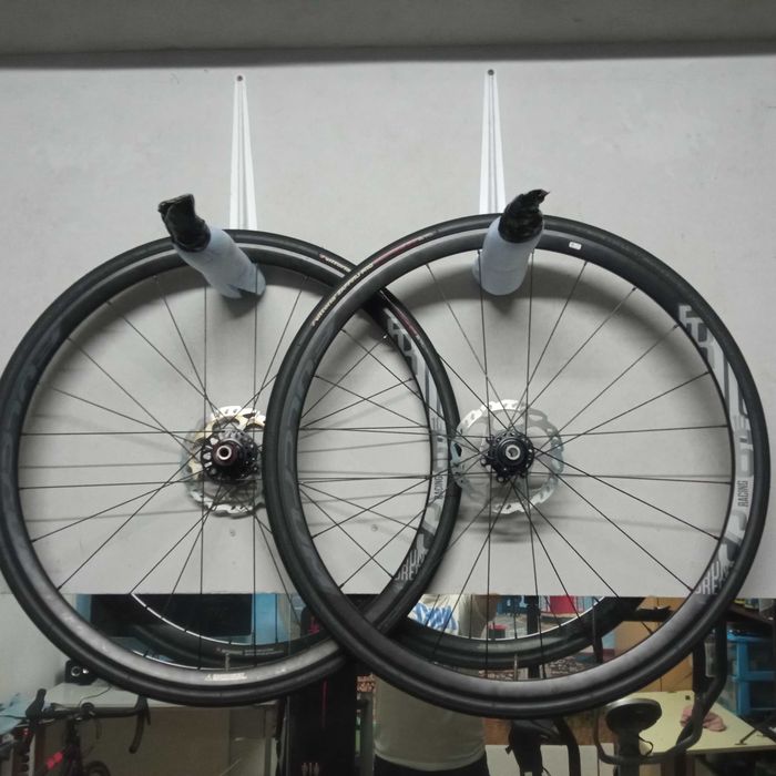 Rodas fulcrum racing 6 com discos e pneus.