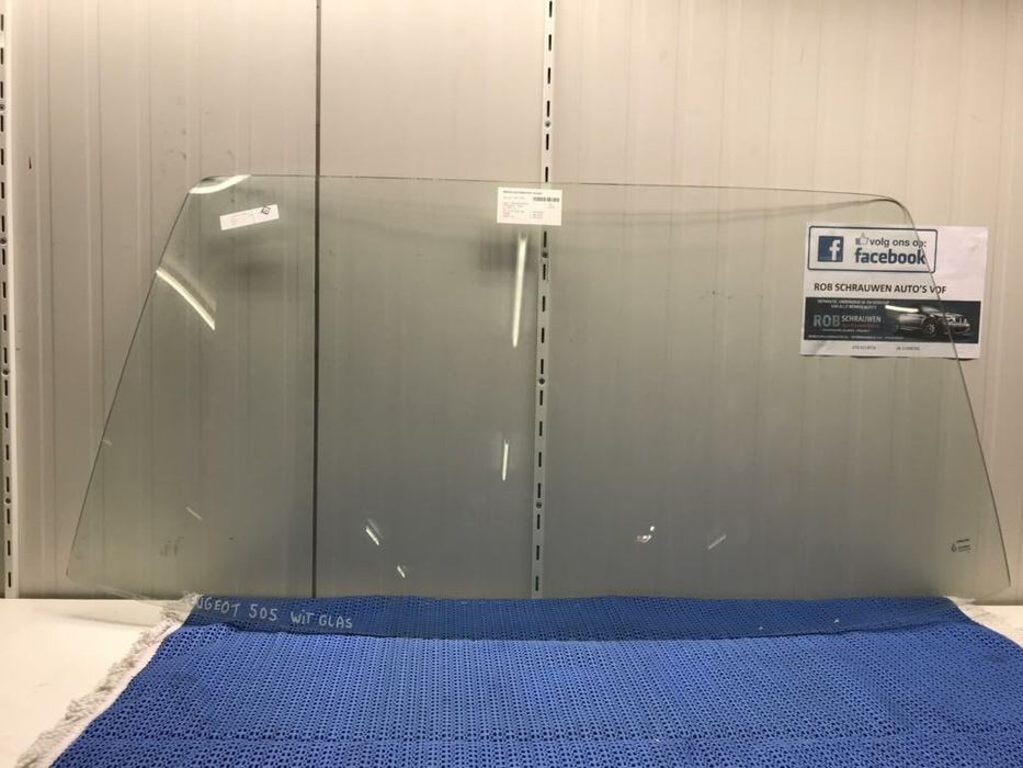 Продам лобовое стекло Пежо 505