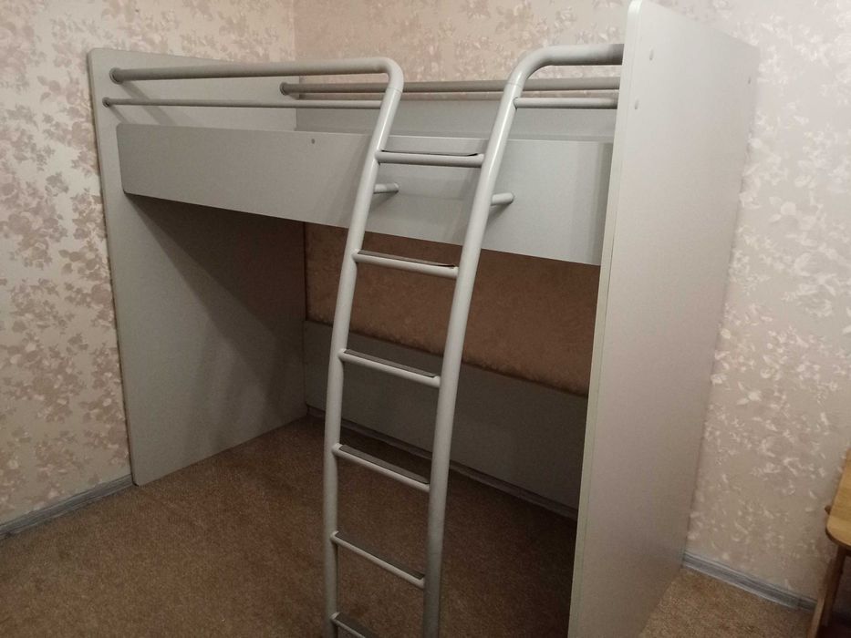 Продаю меблі -  дитячу кімнату (ліжко "чердак", шафа, 2 тумби, стіл).