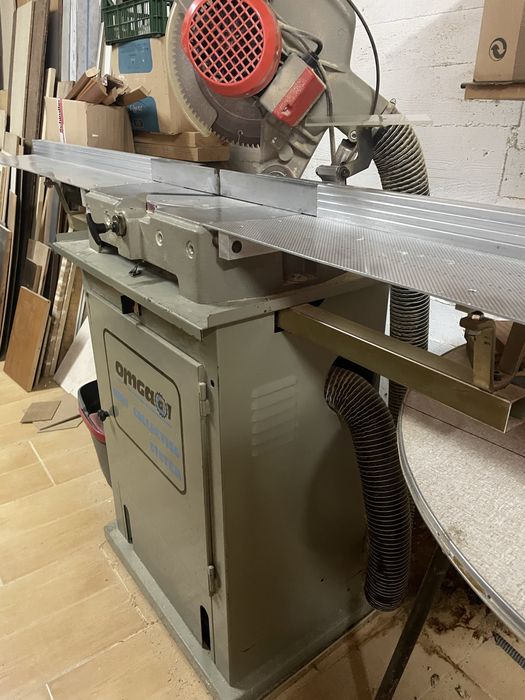 Serra de Esquadria OMGA com Sistema de Aspiração Integrado