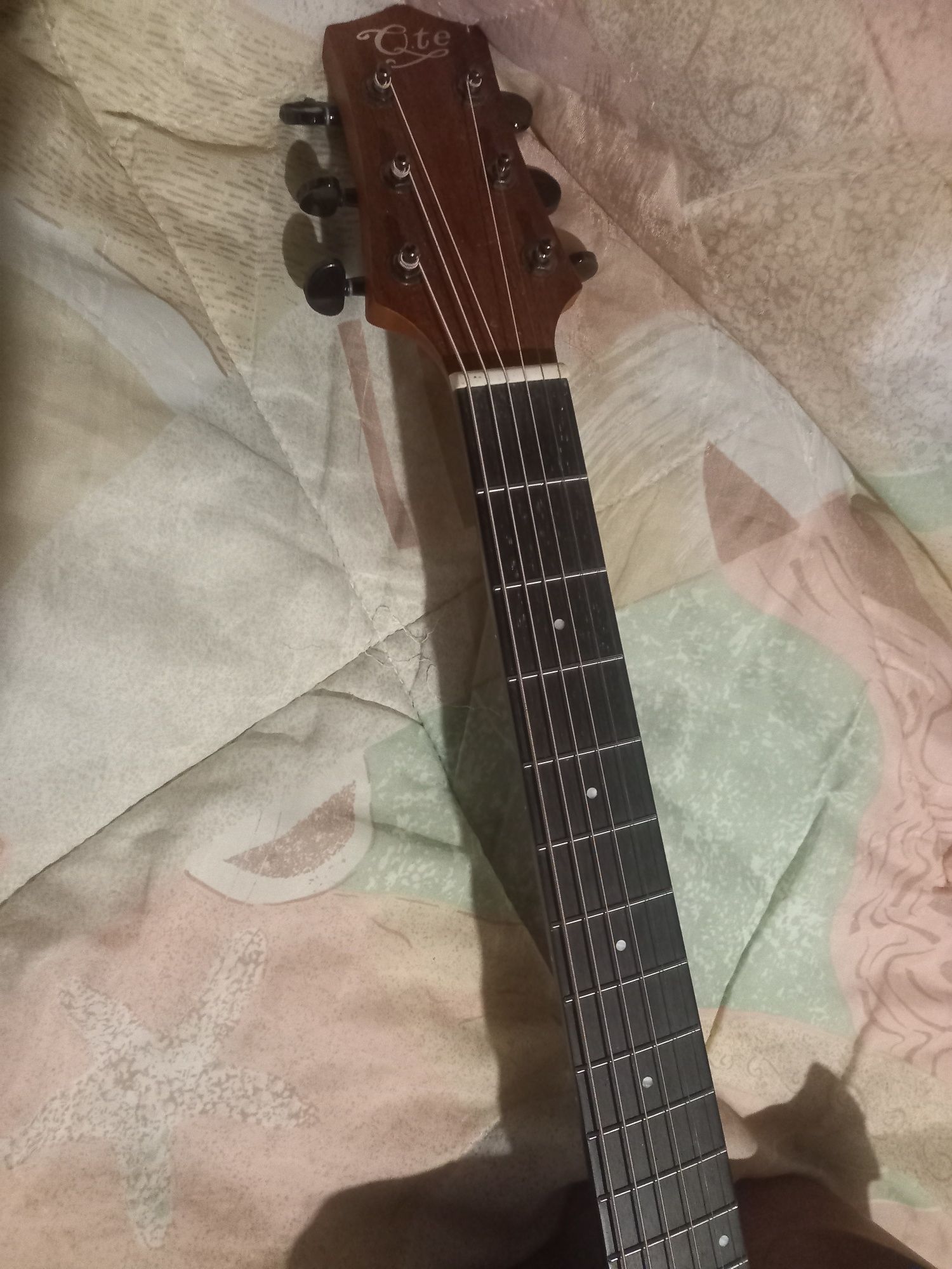 Guitarra semi-acústica QTE + amp de guitarra portátil