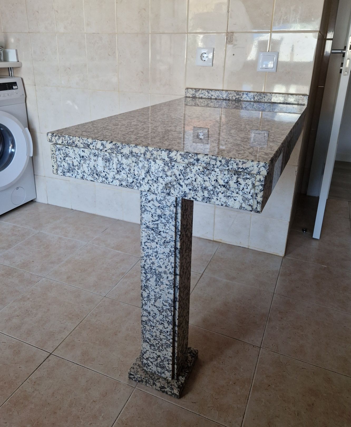 Mesa-balcão em pedra