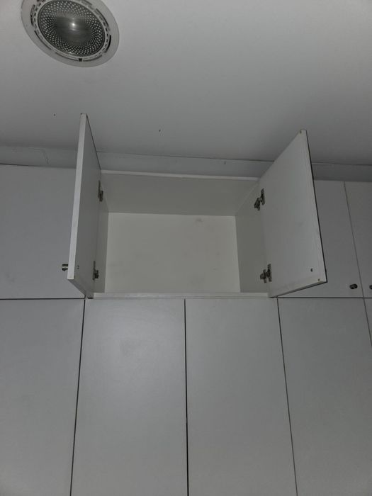 Armário com porta dupla e prateleiras