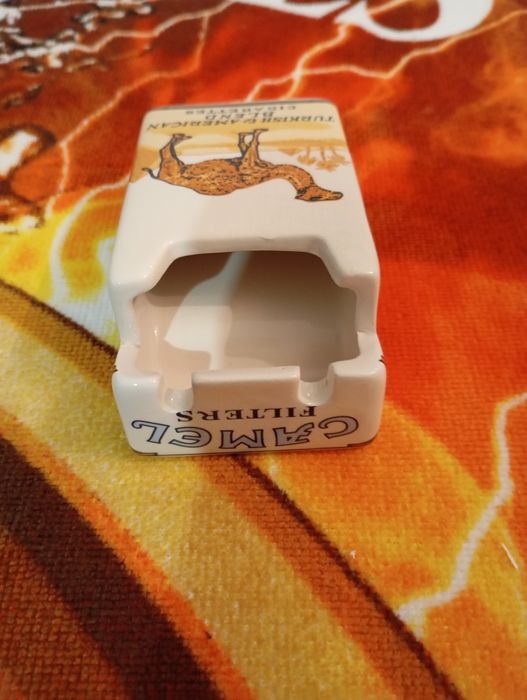 Cinzeiros novos da Marlboro e camel