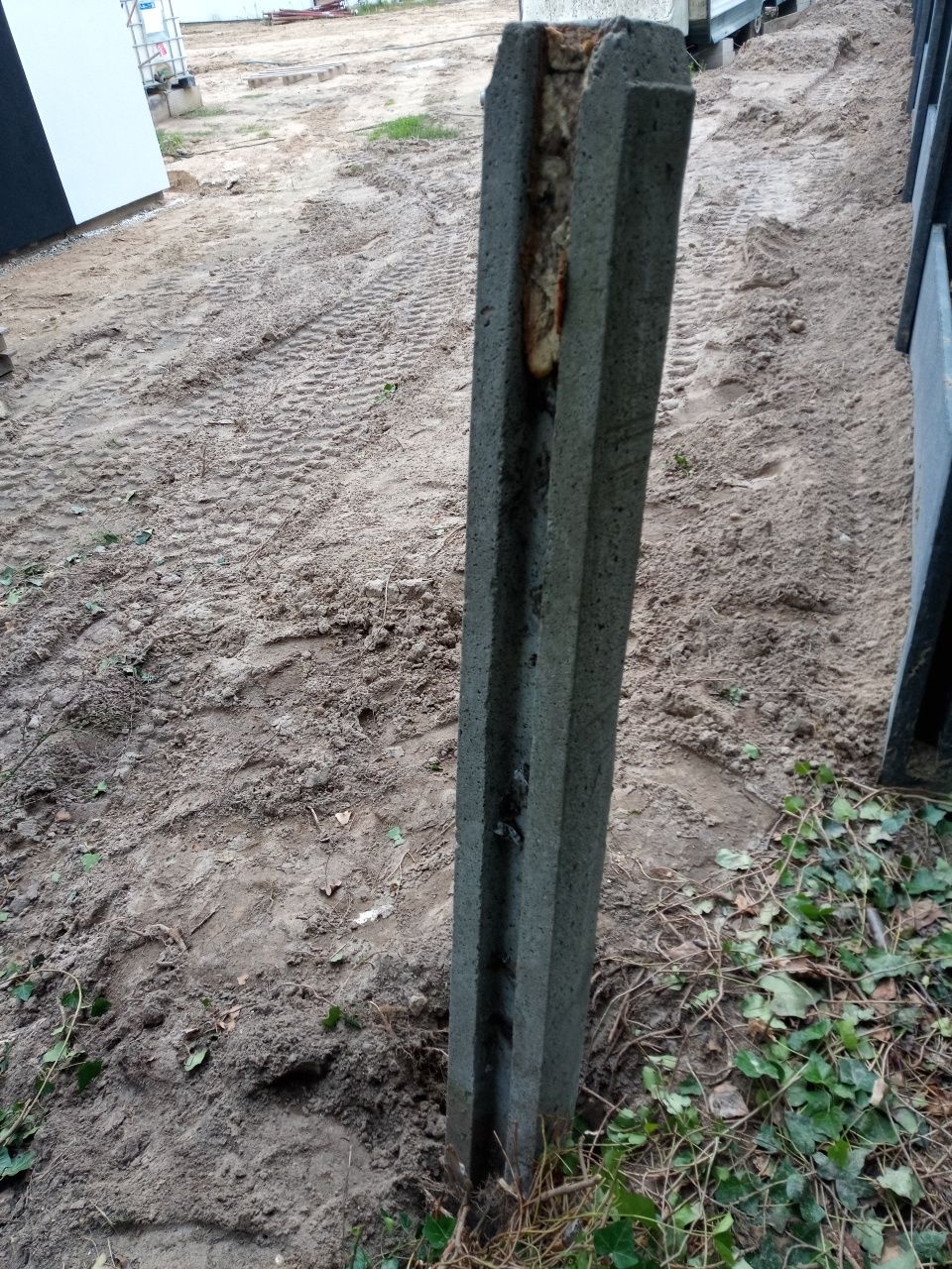 Płot betonowy dobry stan