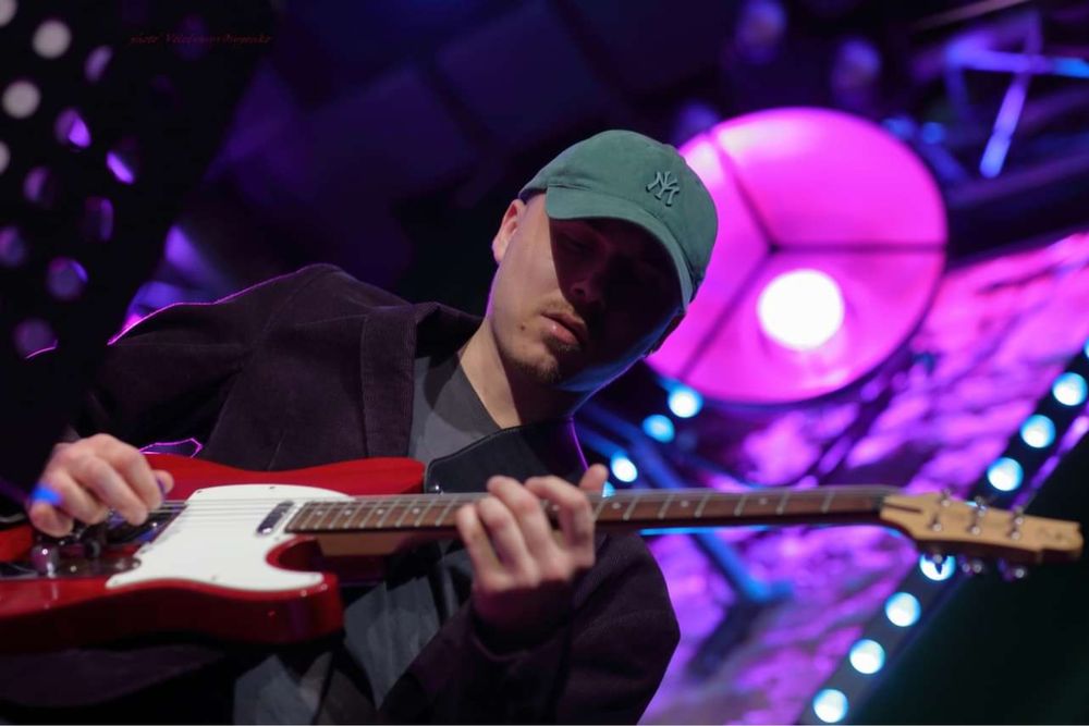 Уроки гри на гітарі та укулеле!