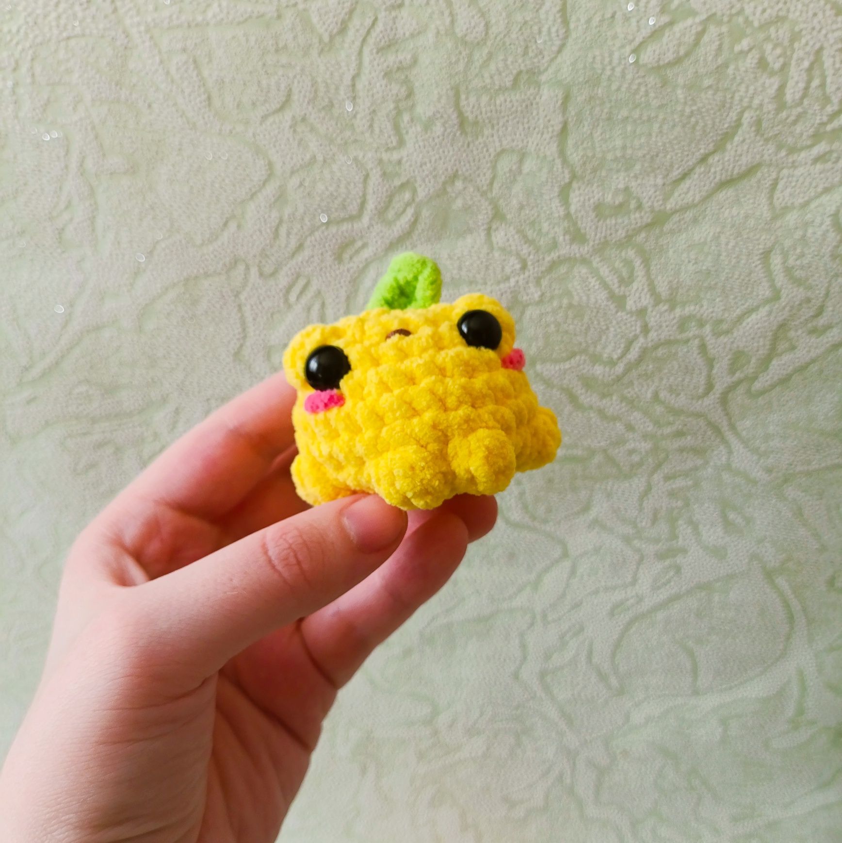 Іграшка жабка амігурумі плюшева мила frog ручна робота хендмейд