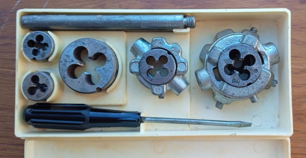 Набор резьбонарезного слесарного инструмента РИС-1м СССР СРСР