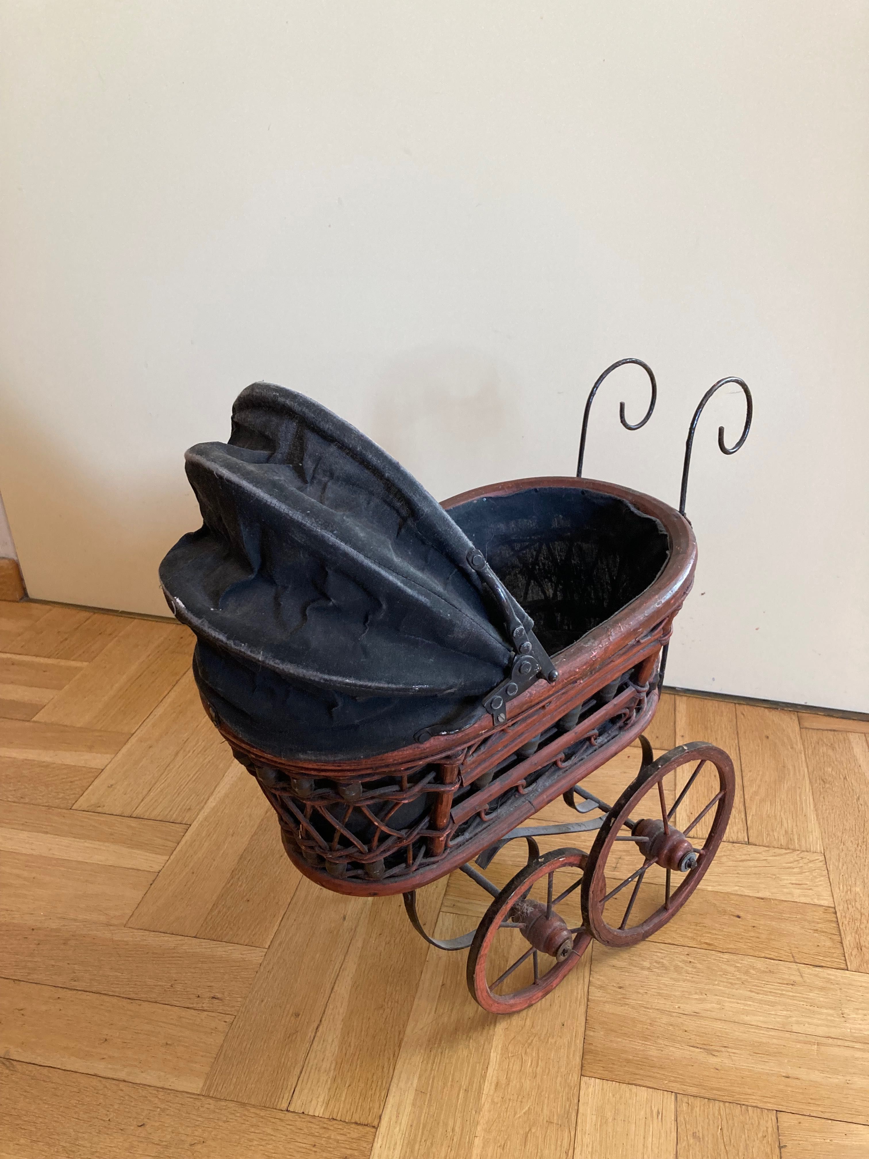 Stary wózek dla lalek, retro, drewniany